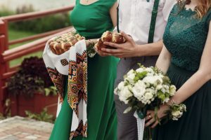 Cómo combinar un vestido verde para una boda