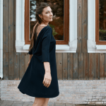 ¿Cómo combinar un vestido negro para una fiesta?