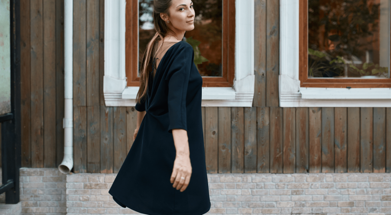 ¿Cómo combinar un vestido negro para una fiesta?